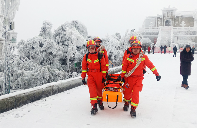穿梭在南岳山谷間的那一抹“消防橙”。受訪者供圖