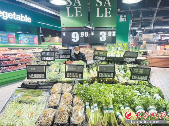 　　家樂福芙蓉廣場(chǎng)店，市民在選購春菜。