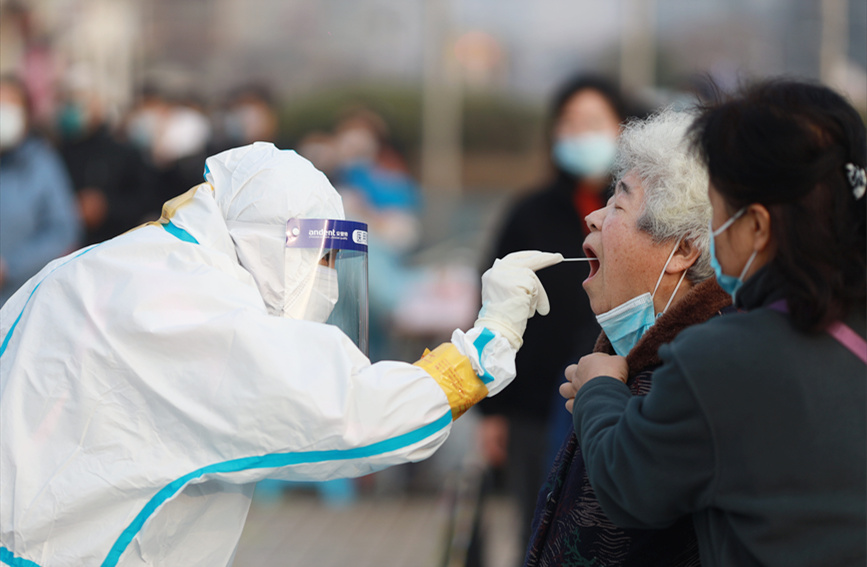 居民在南開區(qū)社區(qū)核酸檢測(cè)點(diǎn)進(jìn)行核酸檢測(cè)。王英浩攝