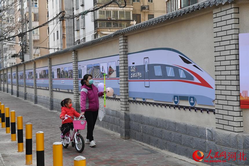 石家莊市談南路上的石家莊工業(yè)印記文化長廊吸引了過往市民駐足觀看。 張震攝