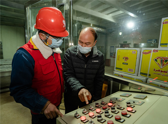 電力工作人員對用電企業(yè)進行指導。受訪單位供圖