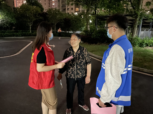 工作人員在小區(qū)進(jìn)行宣傳。受訪單位供圖