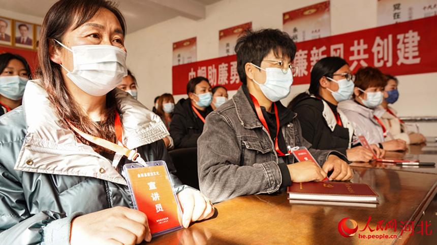 廉潔家風(fēng)宣講員持證上崗。 李揚攝