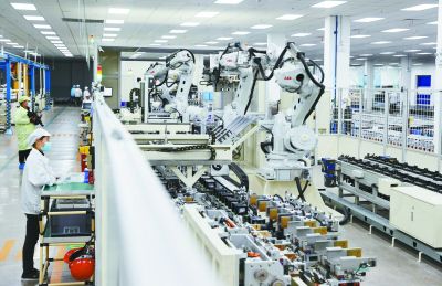 全球鋰離子電池領(lǐng)軍企業(yè)欣旺達(dá)動力電池生產(chǎn)車間。 南京日報/紫金山新聞記者 崔曉 攝