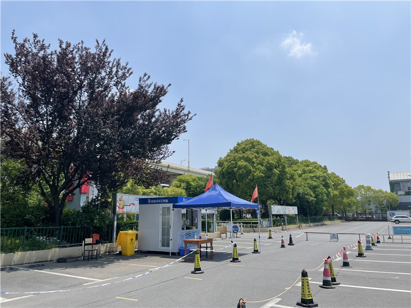 常態(tài)化“核酸采樣工作站”亮相上海街頭。龔昱攝