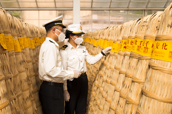 海關(guān)工作人員在查看相關(guān)貨物。受訪(fǎng)單位供圖