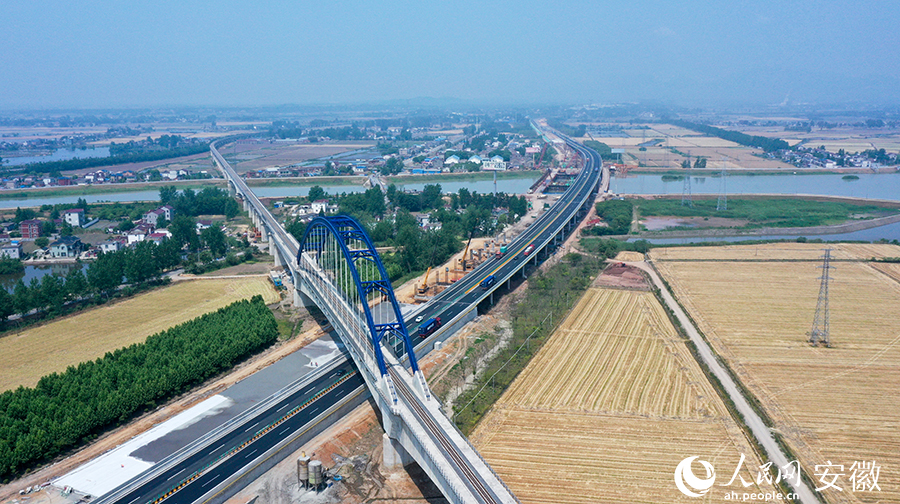 工作人員正在加速推進(jìn)牛屯河特大橋項目。人民網(wǎng) 王銳攝。