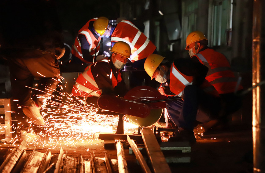 建設(shè)者們爭(zhēng)分奪秒保證進(jìn)度。雷占勝攝