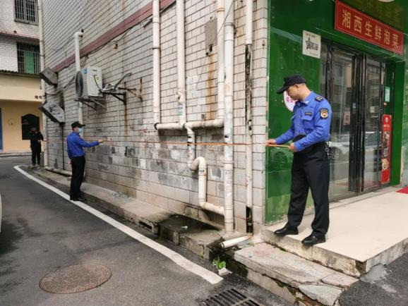 聯(lián)合執(zhí)法小組進(jìn)行房屋入戶調(diào)查丈量。單位供圖