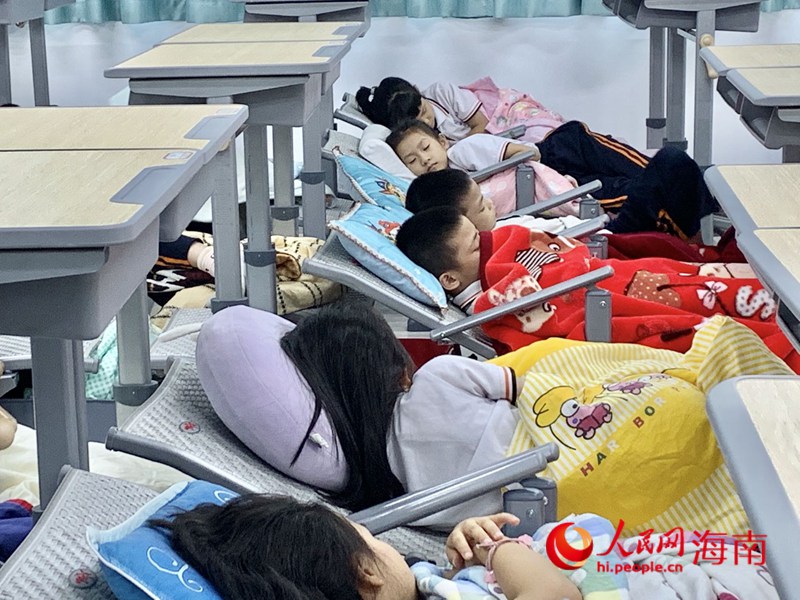 ?？诘诙W(xué)學(xué)生在新式課桌椅上午休。人民網(wǎng) 李浩蓉?cái)z