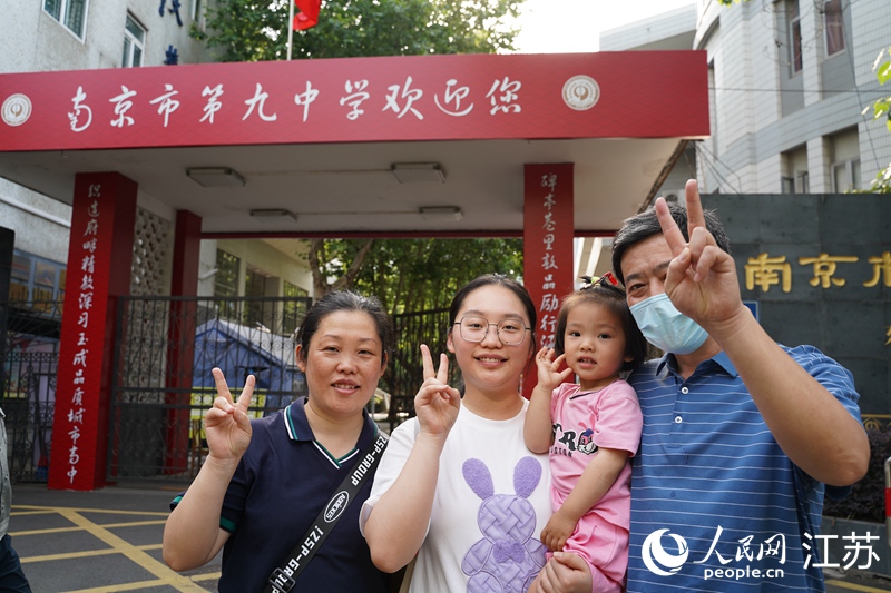 一家人在考點前合影留念。周夢嬌攝