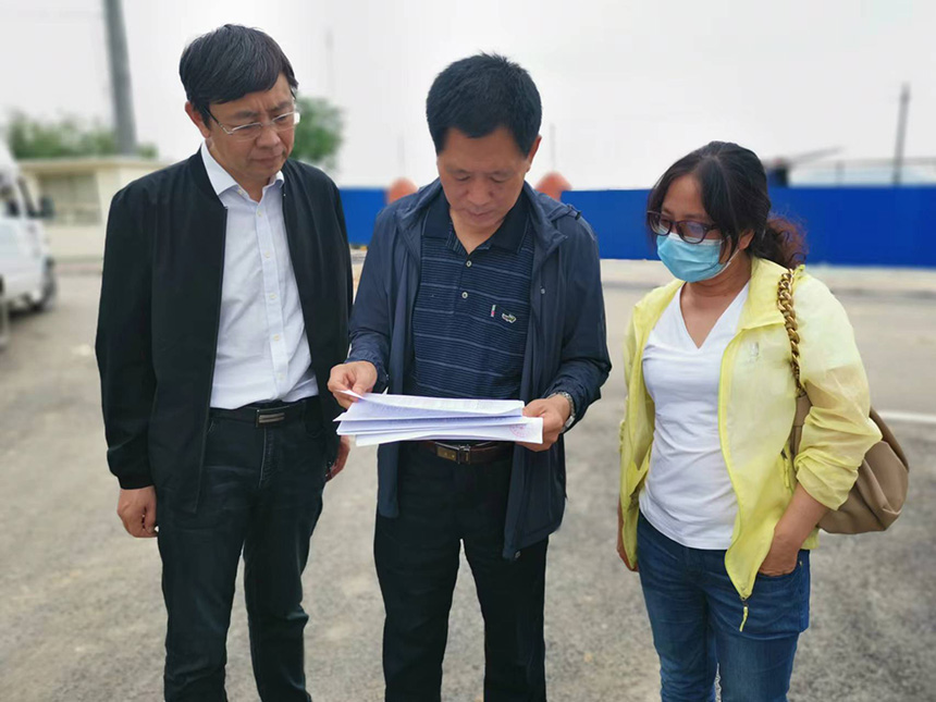 國情調(diào)查核查組專家對司家營鐵礦生產(chǎn)臺賬等進(jìn)行檢查。袁海波攝