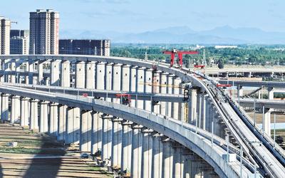 6月7日，工人在唐山市高新技術(shù)開發(fā)區(qū)境內(nèi)的京唐城際鐵路建設(shè)工地施工（無人機(jī)照片）。 新華社記者 楊世堯攝