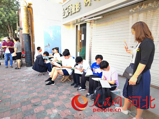 臨進(jìn)考場(chǎng)，考生抓緊時(shí)間再復(fù)習(xí)一下。人民網(wǎng) 祝龍超攝