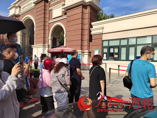 石家莊外國語學(xué)?？键c(diǎn)外送考的家長(zhǎng)。人民網(wǎng) 祝龍超攝