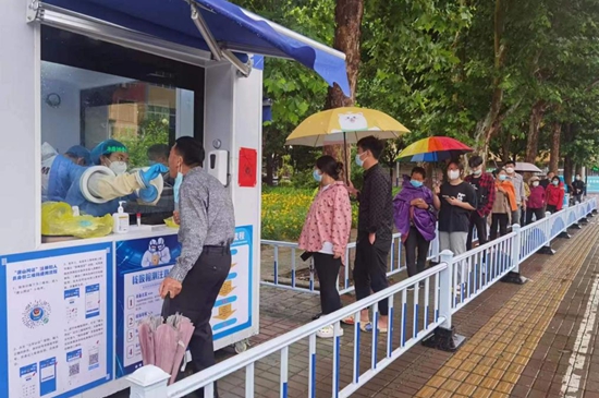 核酸采樣志愿者們上崗。孫金梅攝