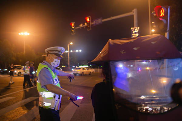 違法加裝電動車遮陽傘也將受到處罰?？馒Q 攝