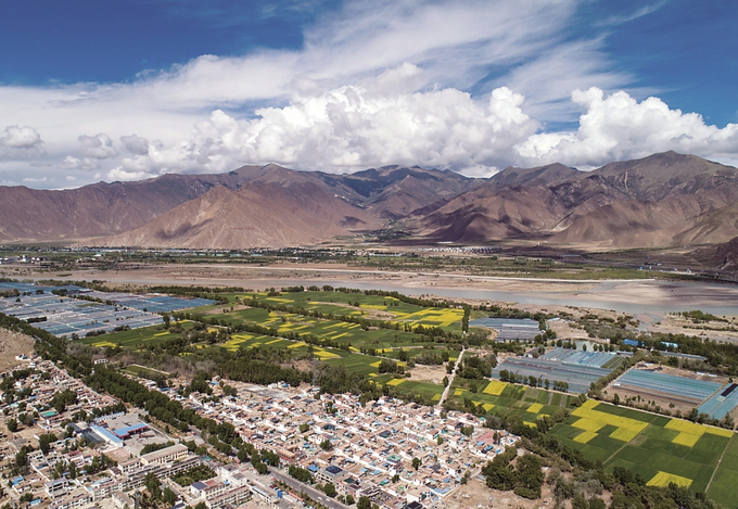 江蘇投入援藏資金支持拉薩開展村莊環(huán)境整治、人畜飲水安全等基礎(chǔ)設(shè)施和公共服務(wù)項目建設(shè)，打造“美麗鄉(xiāng)村·幸福家園”。 本報記者 萬程鵬 攝