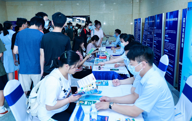 大學(xué)生現(xiàn)場(chǎng)咨詢創(chuàng)業(yè)政策。長(zhǎng)沙市人社局供圖