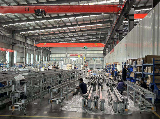先惠智能裝備生產(chǎn)車間，工人們?cè)诿χM裝設(shè)備。受訪單位供圖