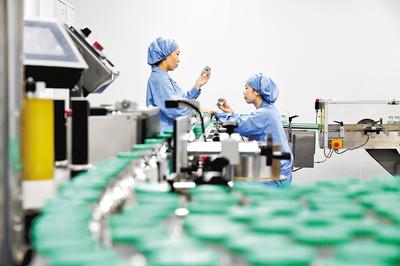 通過加大創(chuàng)新藥物研發(fā)力度，石藥集團實現(xiàn)了傳統(tǒng)工業(yè)企業(yè)向創(chuàng)新型企業(yè)轉型。（本報資料片）