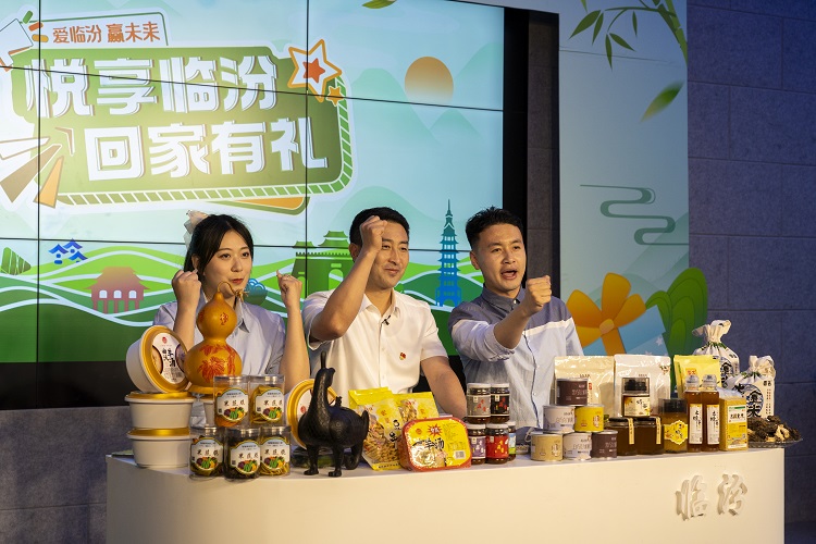 6月3日下午，在臨汾原產(chǎn)地商品體驗(yàn)店，曲沃縣副縣長樊奇選對當(dāng)?shù)氐霓r(nóng)特產(chǎn)品、旅游景點(diǎn)進(jìn)行了推介代言。鄭遠(yuǎn)飛攝