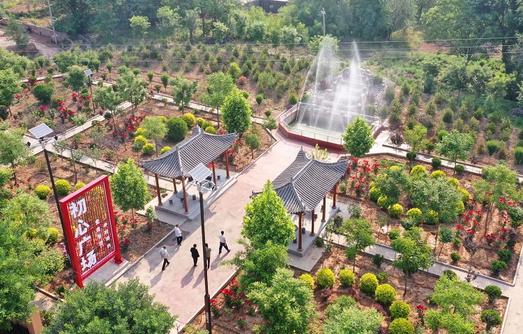 初夏時(shí)節(jié)，襄汾縣鄧莊鎮(zhèn)澗溝村初心廣場內(nèi)一派迷人的鄉(xiāng)村振興新圖景。李現(xiàn)俊攝