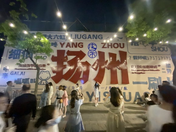 古運河畔的皮市街充滿市井氣息。 人民網(wǎng) 張玉峰攝