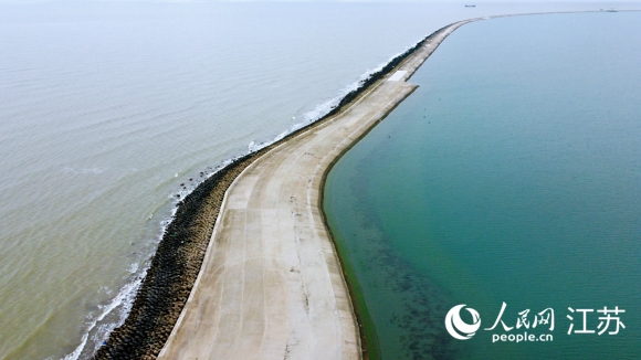 迷人的雙色海。人民網(wǎng)記者 王繼亮攝