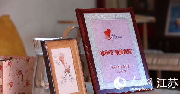 王繼蓮家庭獲得的部分榮譽。人民網(wǎng) 冷金明攝