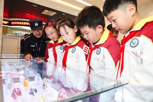 學(xué)生代表參觀禁毒展。鹽城公安供圖