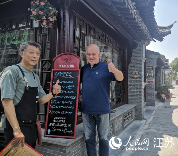 愛逛古巷的巴西人和揚(yáng)州朋友在仁豐里開了一家西餐廳。 人民網(wǎng) 張玉峰攝