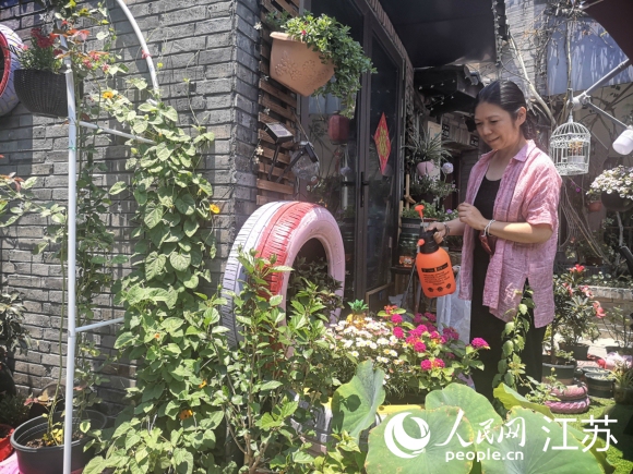 原在上海工作的袁荔退休后重回?fù)P州古城生活。 人民網(wǎng) 張玉峰攝