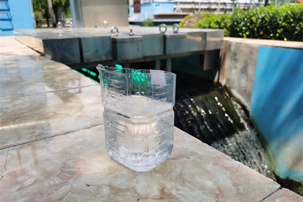 在邯鄲市雞澤縣藍天污水處理廠，污水經(jīng)過處理后清澈透明。鄭佳欣攝