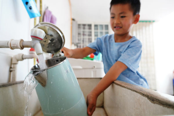 在峰峰礦區(qū)彭城鎮(zhèn)羊角鋪村村民家中，清澈甘甜的飲用水從水管中流出。峰峰礦區(qū)區(qū)委宣傳部供圖