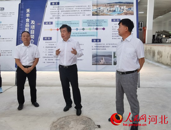 黨曉龍在禾豐項目現場鼓勵大家以商招商。 人民網 張繼航攝