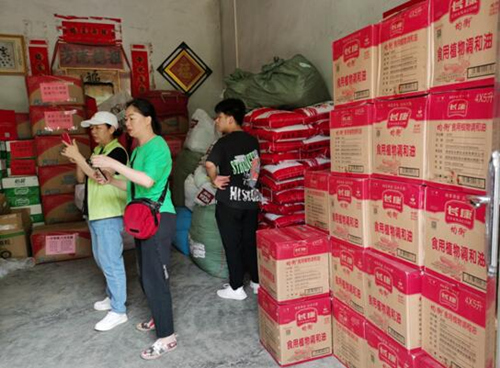 湖南省永州市江華瑤族自治縣越野e族江華中隊(duì)17輛越野車，滿載著永州市星望混凝土有限公司捐贈(zèng)的7萬(wàn)元物資送達(dá)江華瑤族自治縣蔚竹口鄉(xiāng)磨刀村。受訪單位供圖