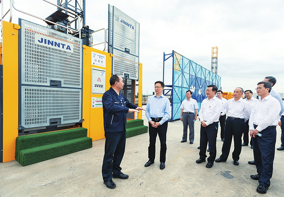 六月二十八日，中共中央政治局常委、國(guó)務(wù)院副總理韓正到山西太原調(diào)研，主持召開煤炭清潔高效利用專題座談會(huì)并講話。這是韓正走進(jìn)山西建筑產(chǎn)業(yè)現(xiàn)代化瀟河園區(qū)，察看綠色智能建筑裝備制造基地建設(shè)情況。新華社記者翟健嵐攝