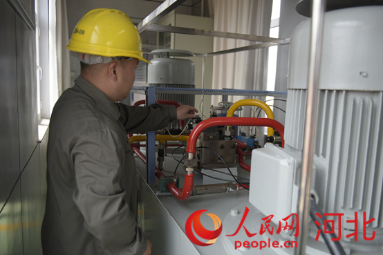 黃壁莊水庫事務中心工作人員在檢查溢洪道表口工作閘門啟臂機。人民網(wǎng)祝龍超攝