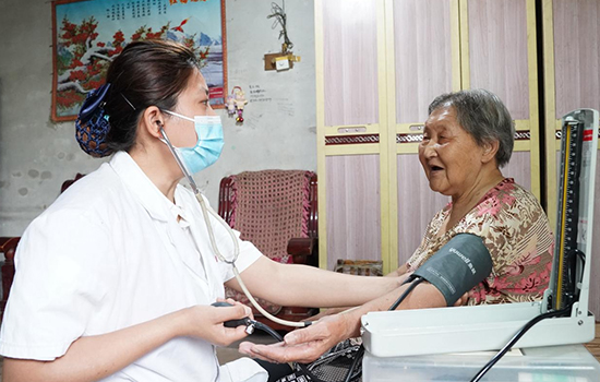 護理團隊醫(yī)生為老人測量血壓。 陳佳兵攝