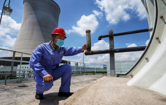 河北涿州京源熱電有限責任公司技術人員正在對設備進行檢驗排查。劉楊攝