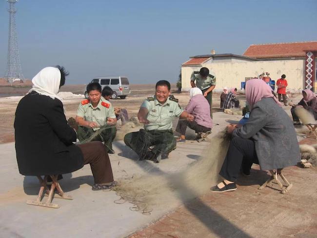 宋萬(wàn)民幫助漁民修補(bǔ)漁網(wǎng)。 濱州市公安局海岸警察支隊(duì)岔尖派出所供圖