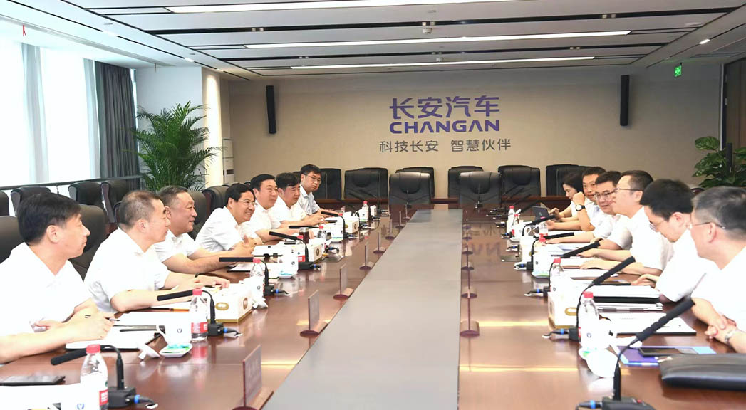 張濤帶隊赴重慶對接洽談項目。 白永民攝