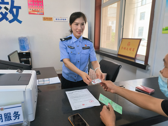 張靜正在為群眾辦理業(yè)務(wù)。 趙凱攝