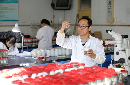 武大勇在實(shí)驗(yàn)室開展檢驗(yàn)工作。 受訪者供圖