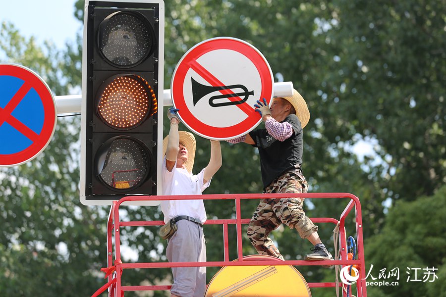 南京路政人員搶修交通指示牌。人民網 冷金明攝