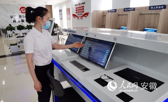 工作人員介紹自助系統(tǒng)的功能和使用方法。人民網 胡雨松攝