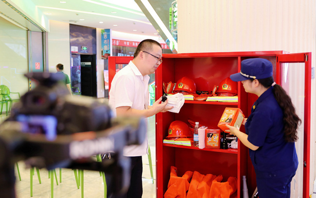 通過直播講解消防器材的使用方法。單位供圖