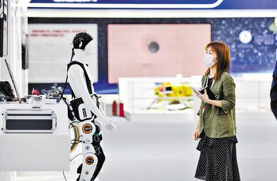 近日，第六屆世界智能大會(huì)在天津開幕，圖為參會(huì)嘉賓參觀天津制造業(yè)立市展。 新華社記者 趙子碩攝