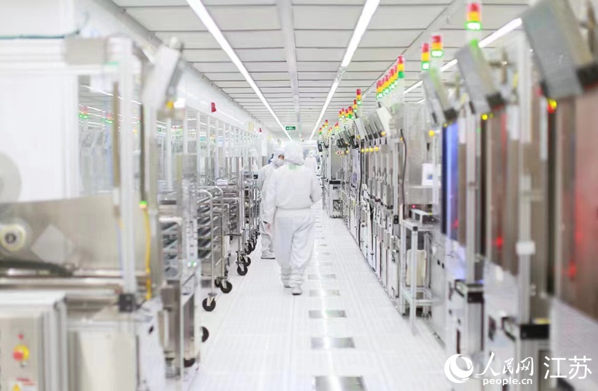 在希捷國(guó)際科技（無(wú)錫）有限公司生產(chǎn)車(chē)間，技術(shù)人員正在巡查作業(yè)。新吳區(qū)委宣傳部供圖